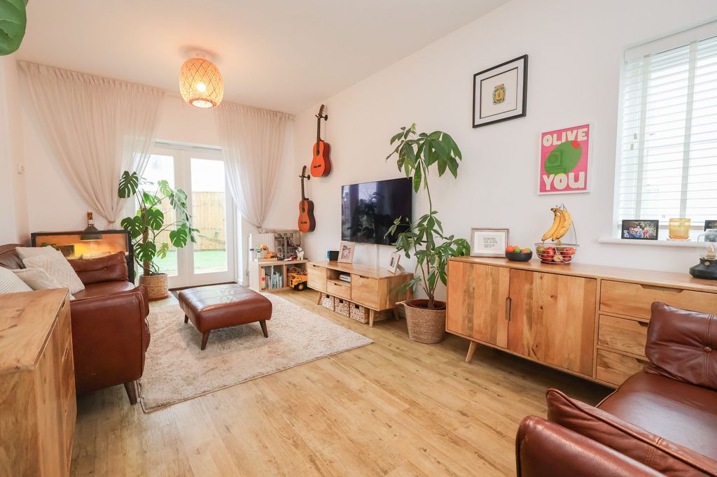 Property photo 2 of 17 Lounge