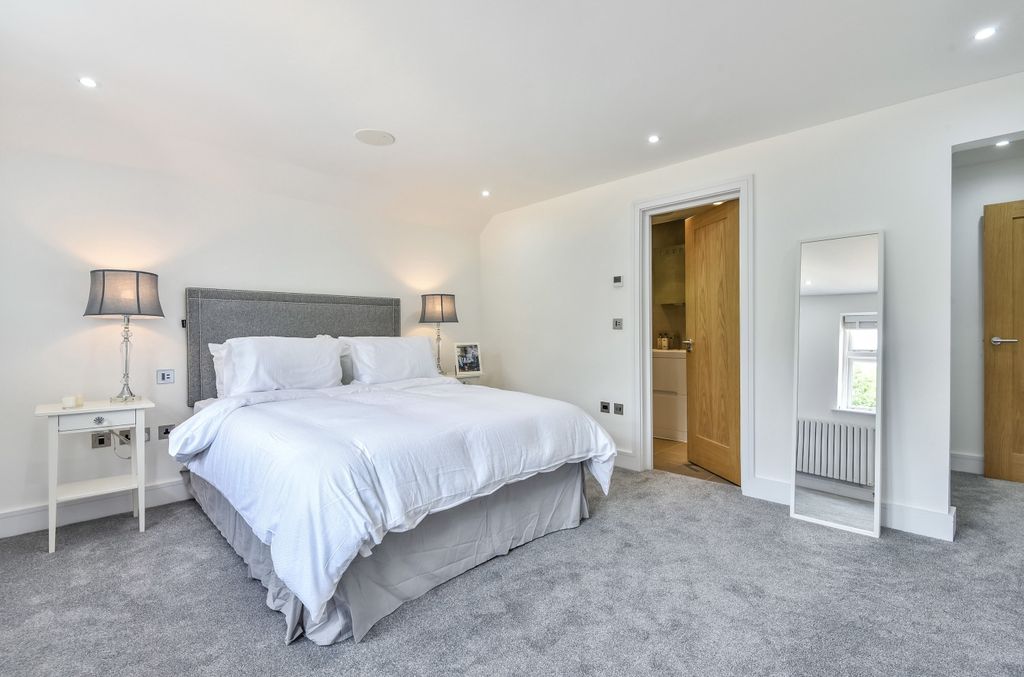 Property photo 1 of 10 Bedroom