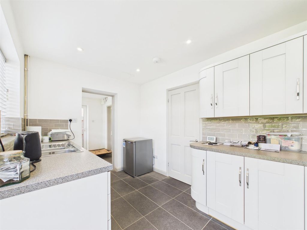 Property photo 3 of 11 Kitchen (2).Jpg