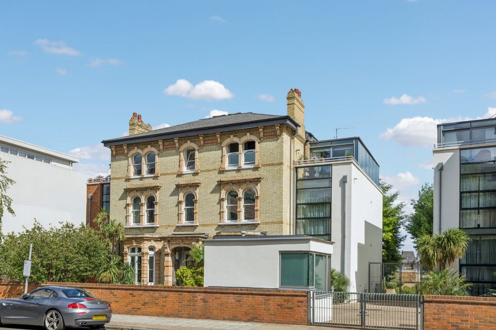 Property photo 1 of 8