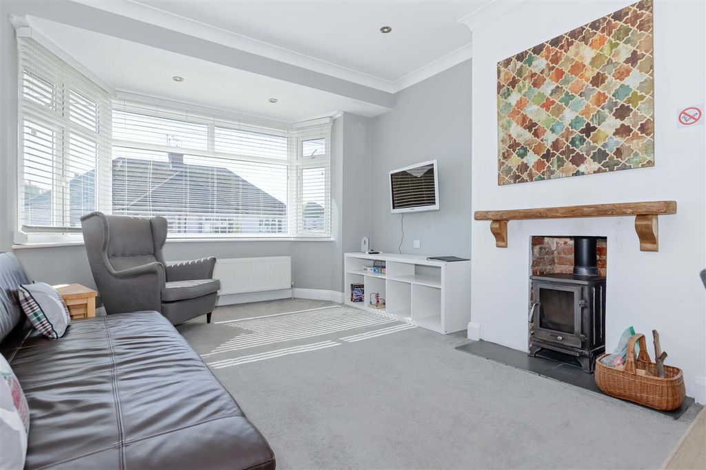 Property photo 1 of 9 Chesham Close_1.Jpg