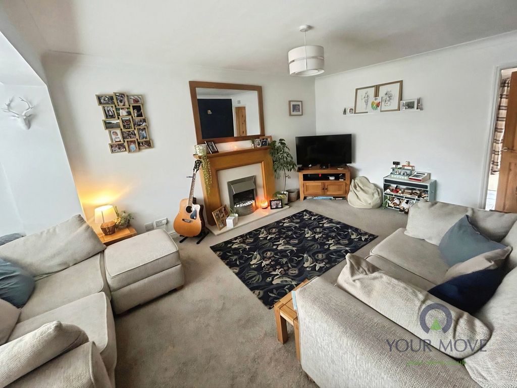 Property photo 3 of 16 Lounge