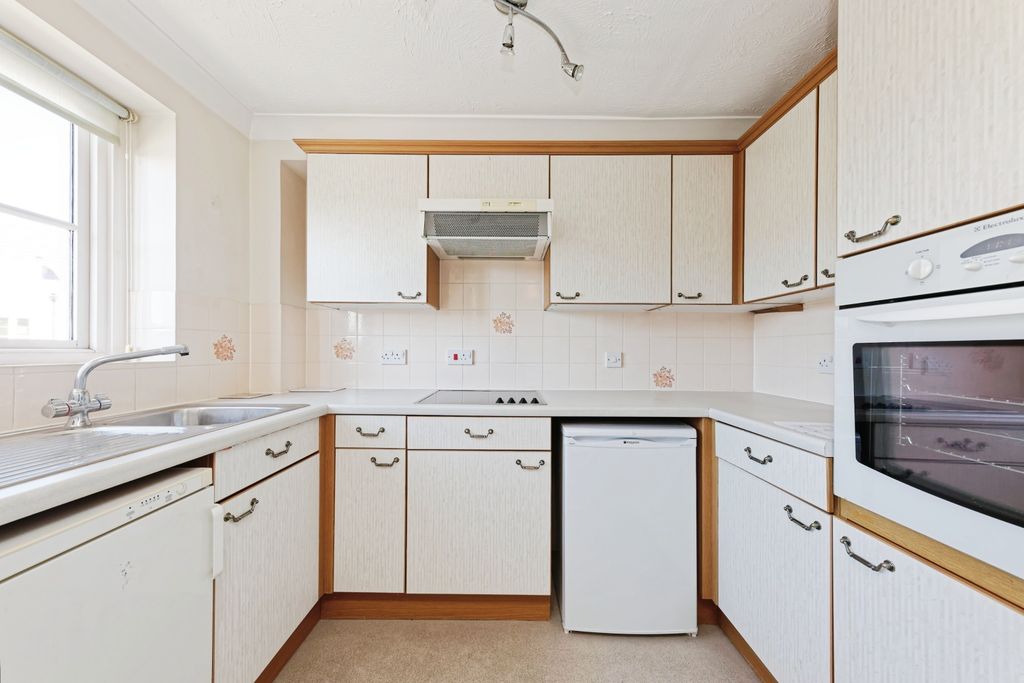 Property photo 3 of 10 Kitchen