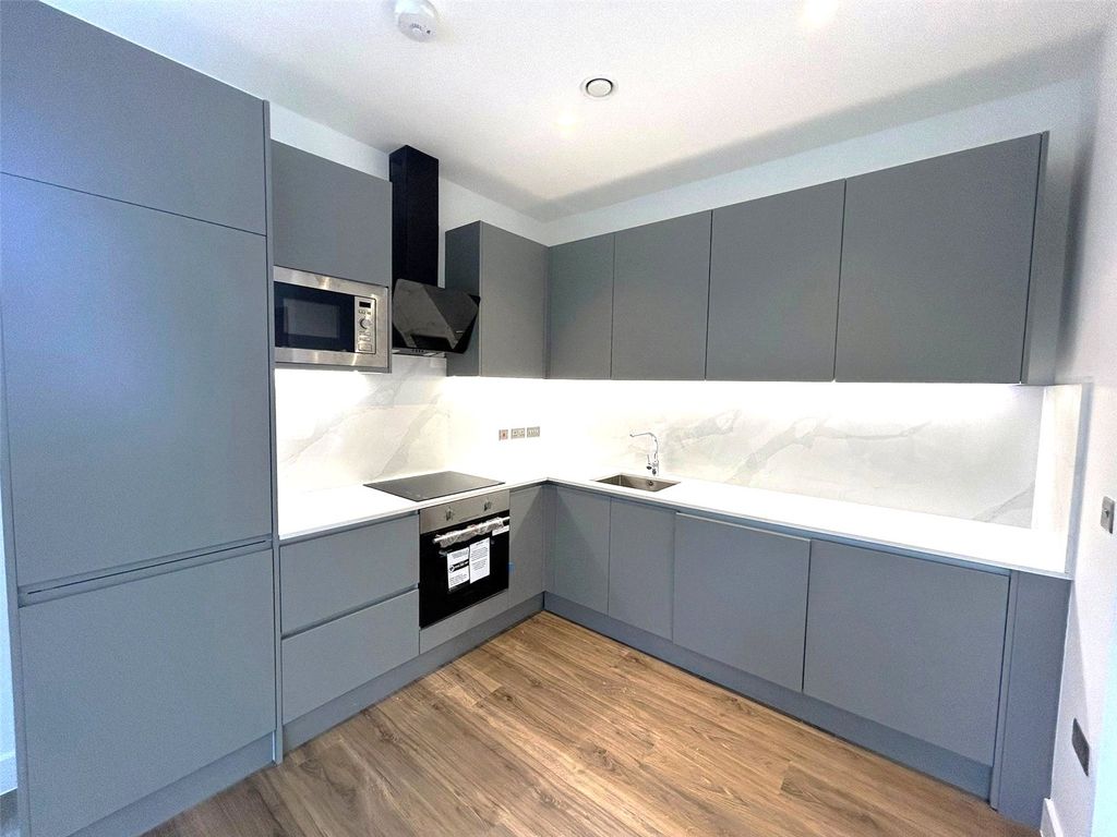 Property photo 2 of 37 Picture No. 15