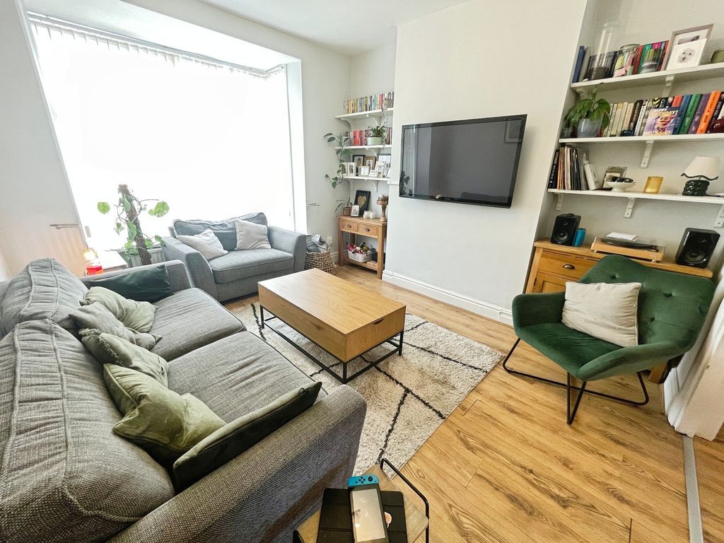 Property photo 3 of 16 Lounge