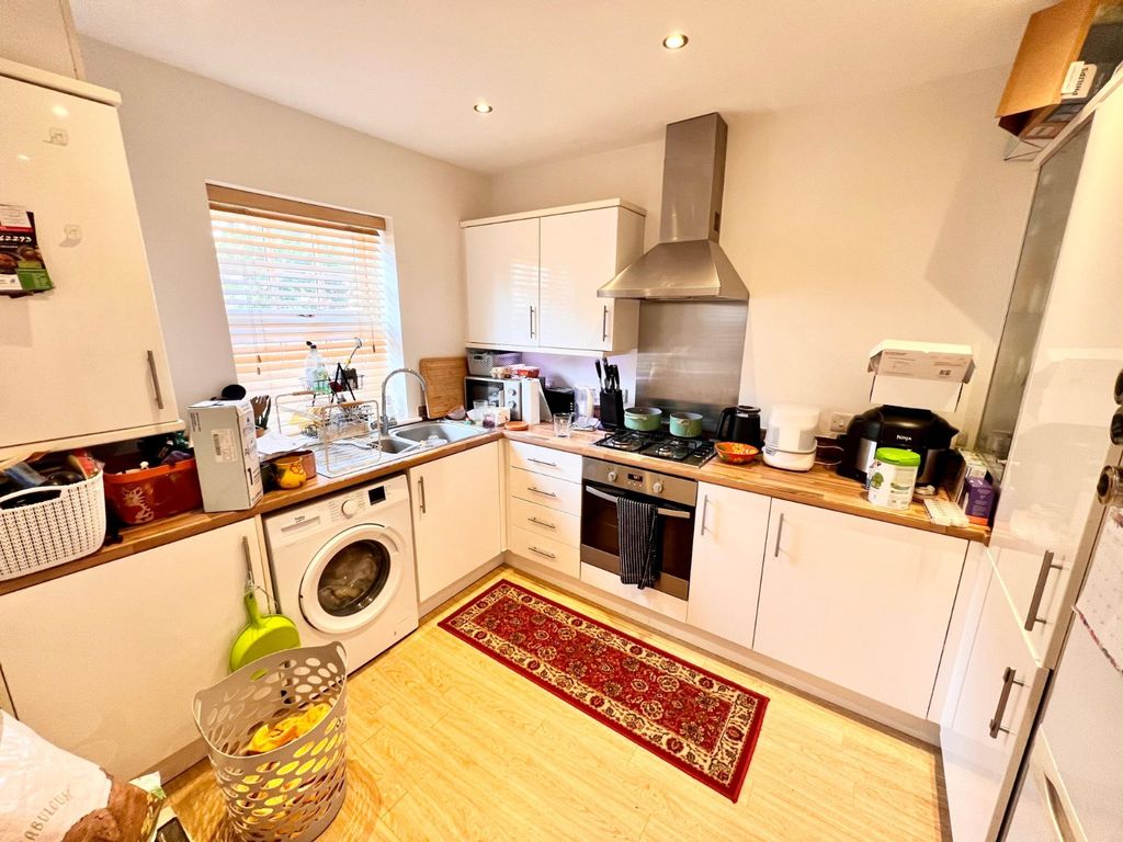 Property photo 2 of 10 Kitchen
