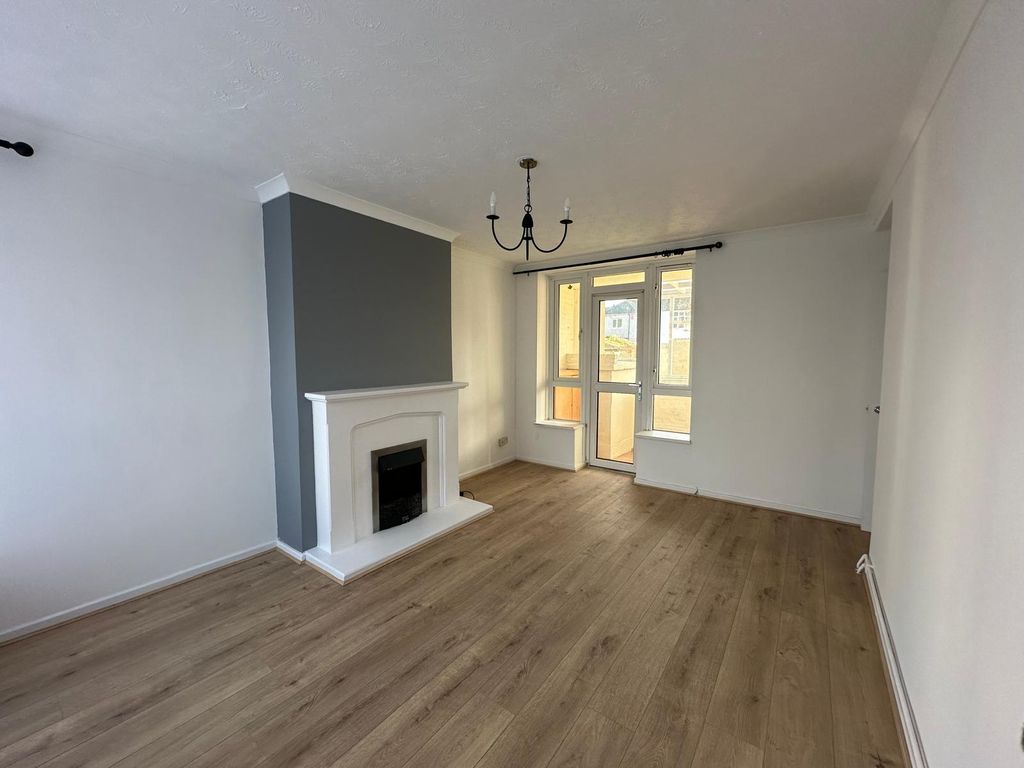 Property photo 1 of 14 Newly Refurbished 2-Bedroom Ground Floor Flat