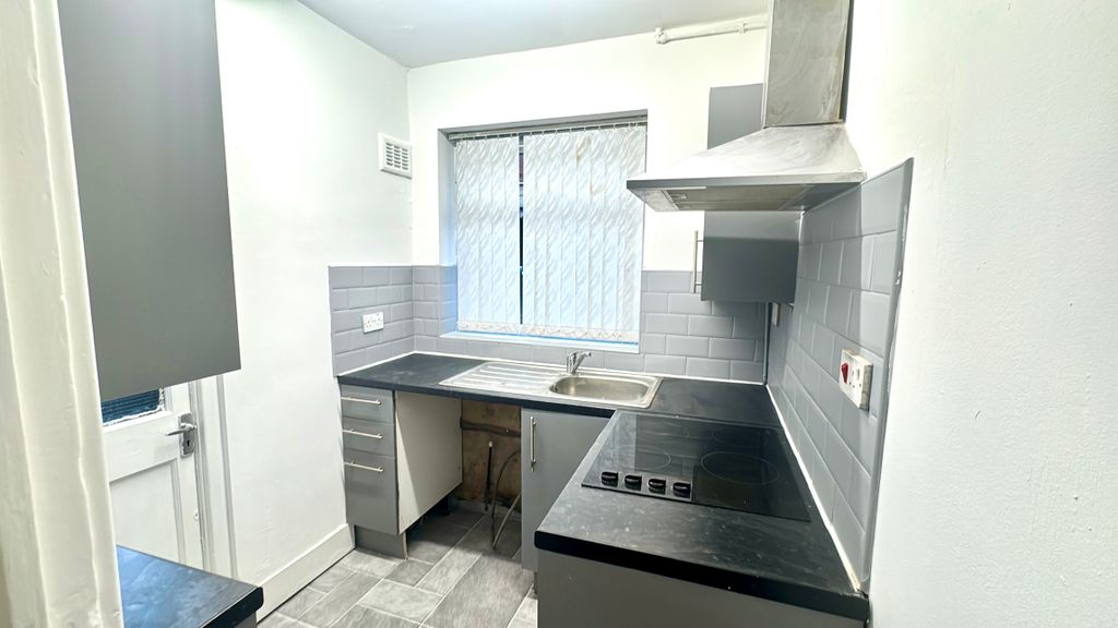 Property photo 2 of 10 Kitchen