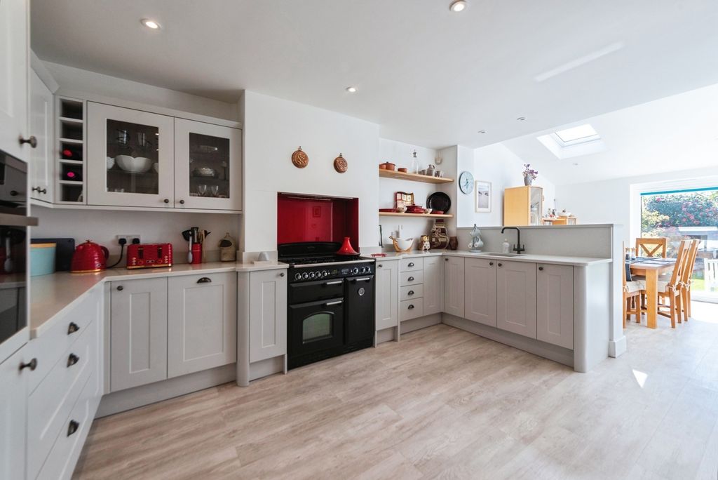 Property photo 3 of 17 Kitchen