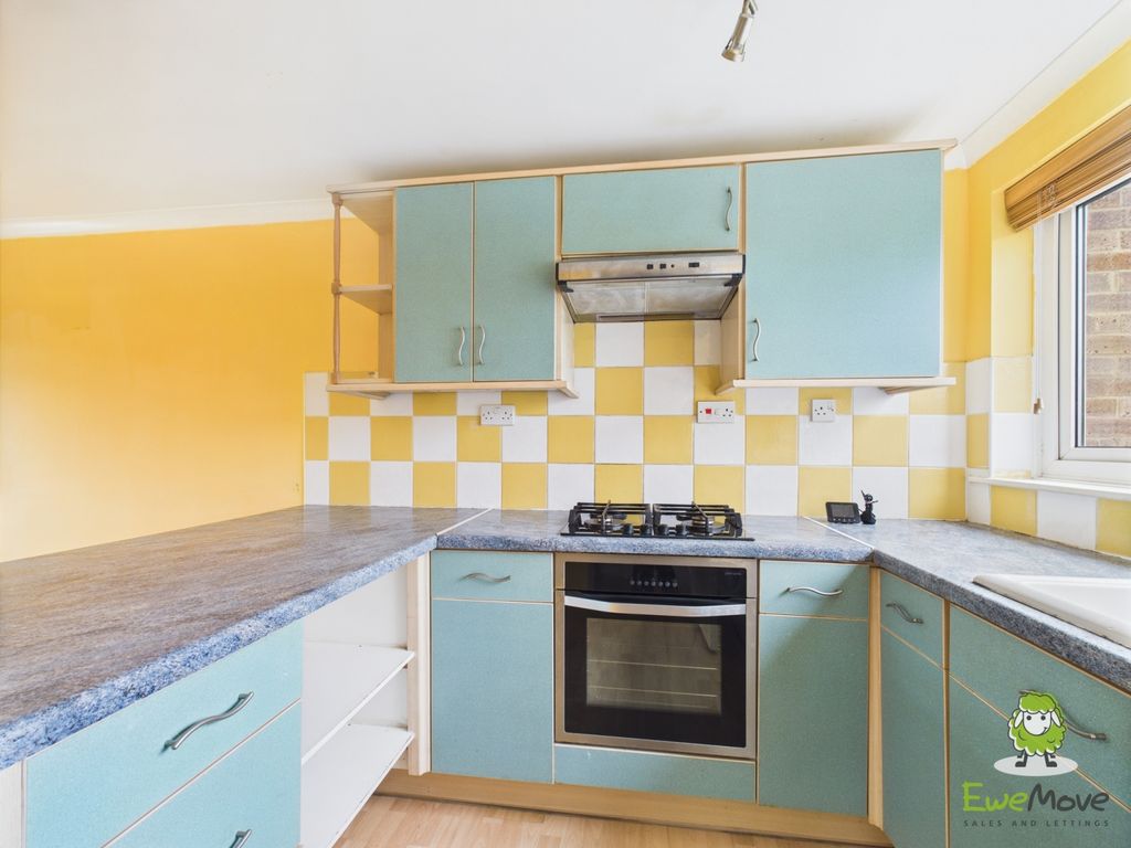 Property photo 2 of 11 Ewemove Estate Agents Basingstoke