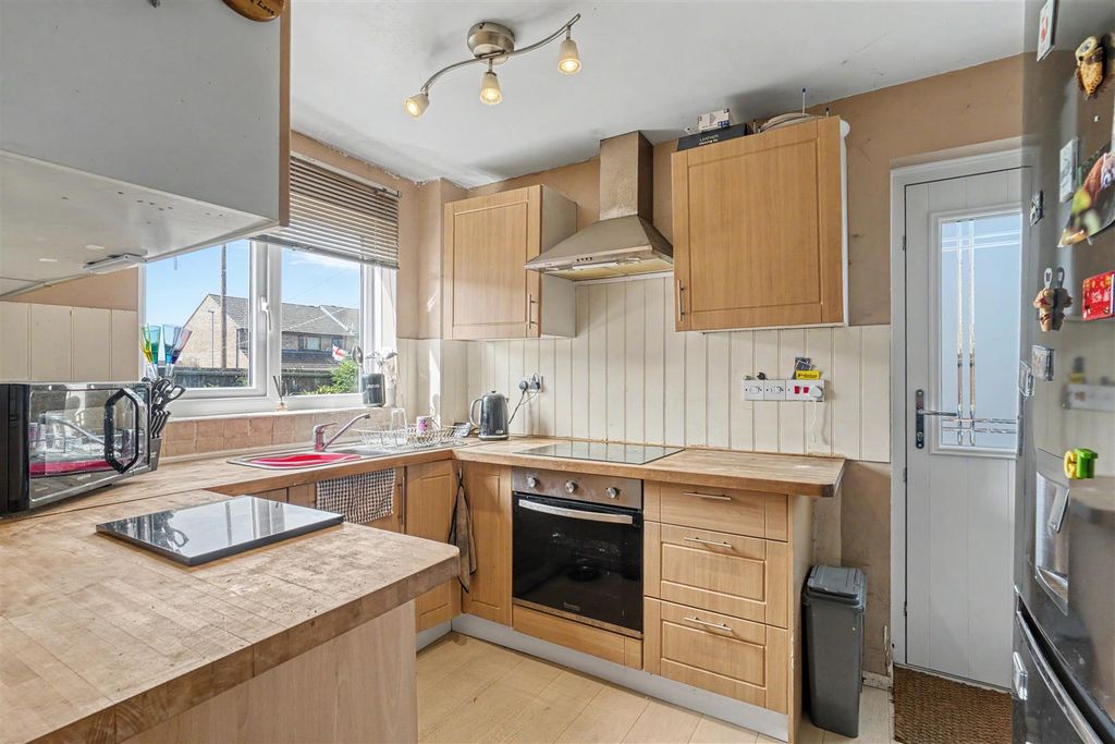 Property photo 3 of 9 Kitchen