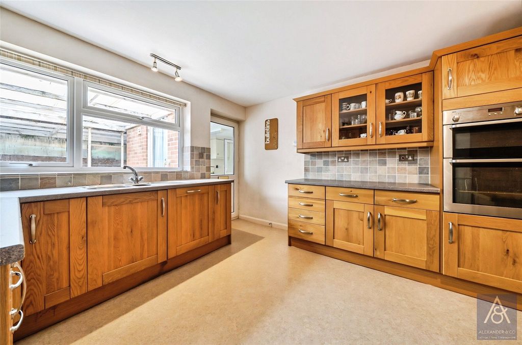 Property photo 3 of 21 Kitchen