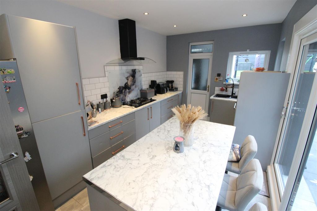 Property photo 2 of 27