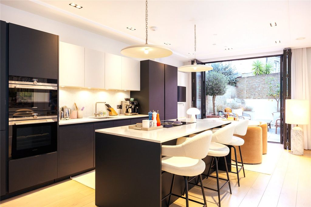 Property photo 2 of 10 Kitchen