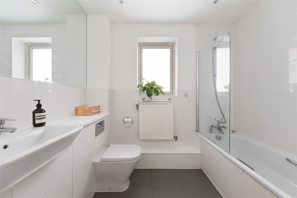 Property photo 3 of 21 Starley Close, E17
