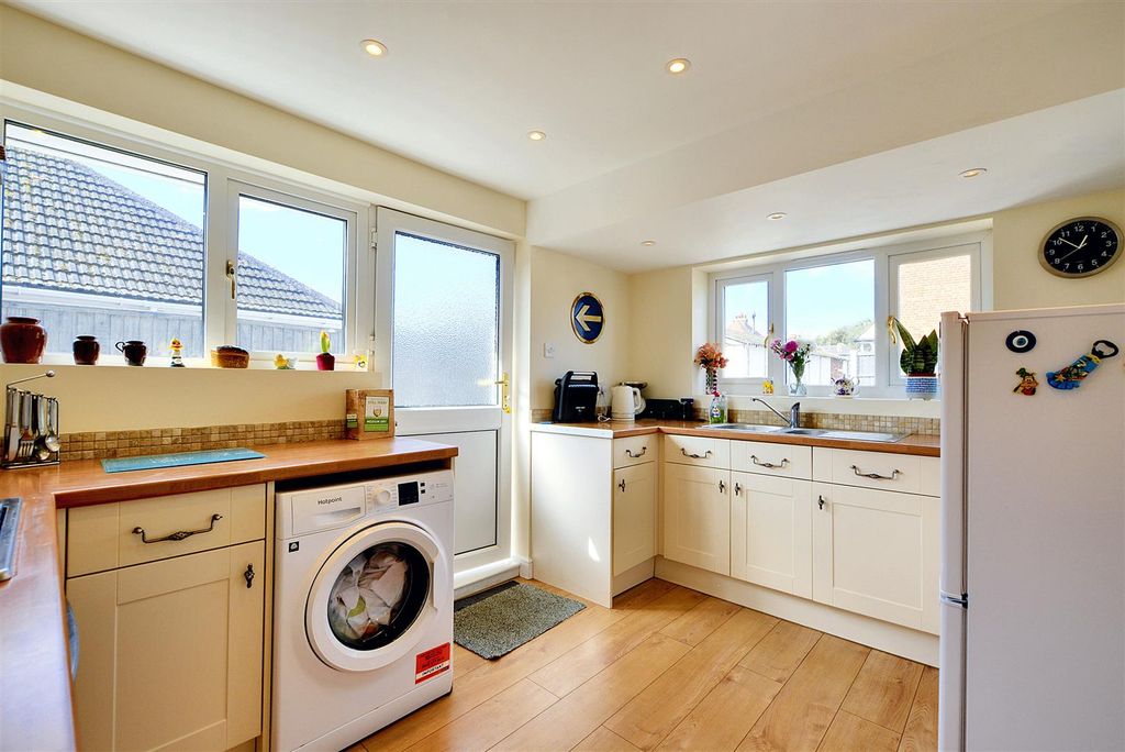 Property photo 3 of 17 Kitchen