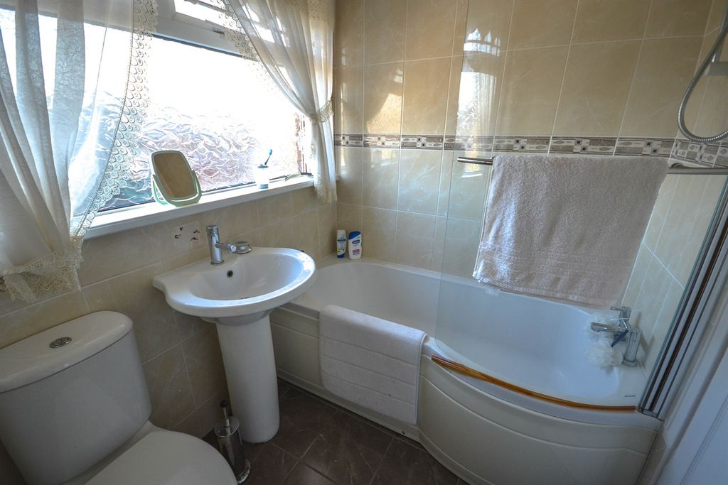 Property photo 3 of 9 Bathroom