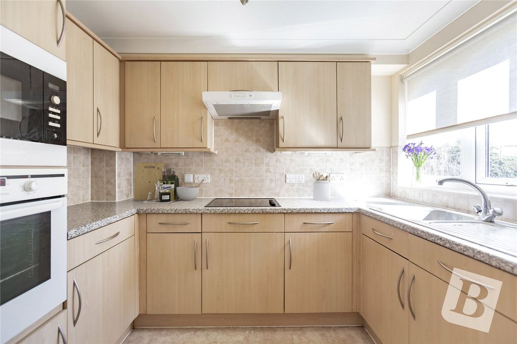 Property photo 3 of 11 Kitchen