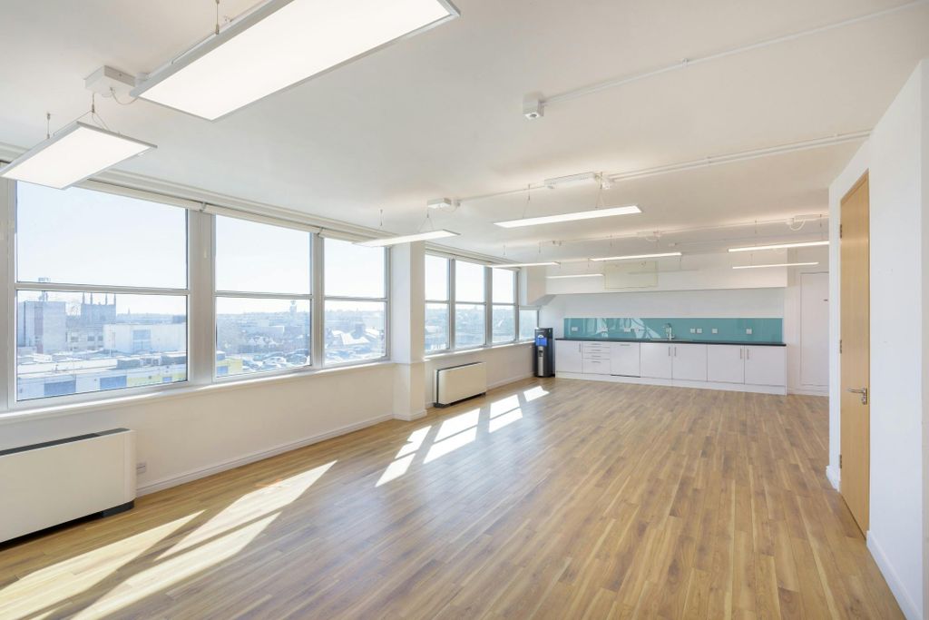 Property photo 3 of 21 Dsc_5109Fountain Housepetersavage Extra Large.Jpg