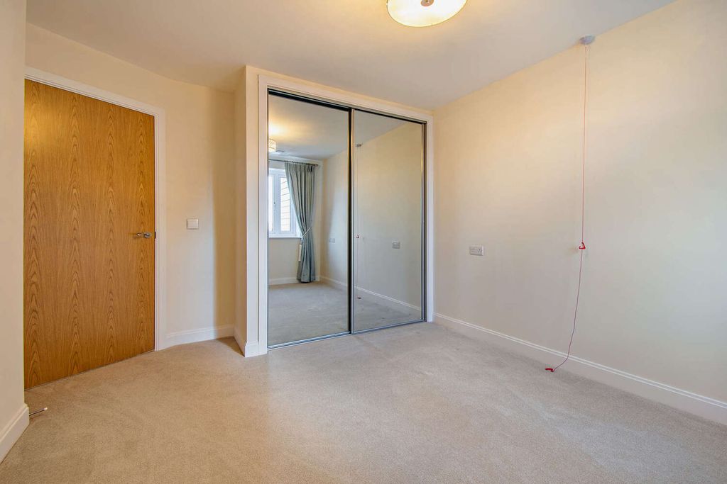 Property photo 2 of 9 Bedroom