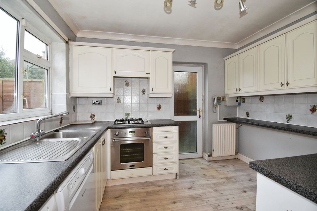 Property photo 3 of 17 Kitchen