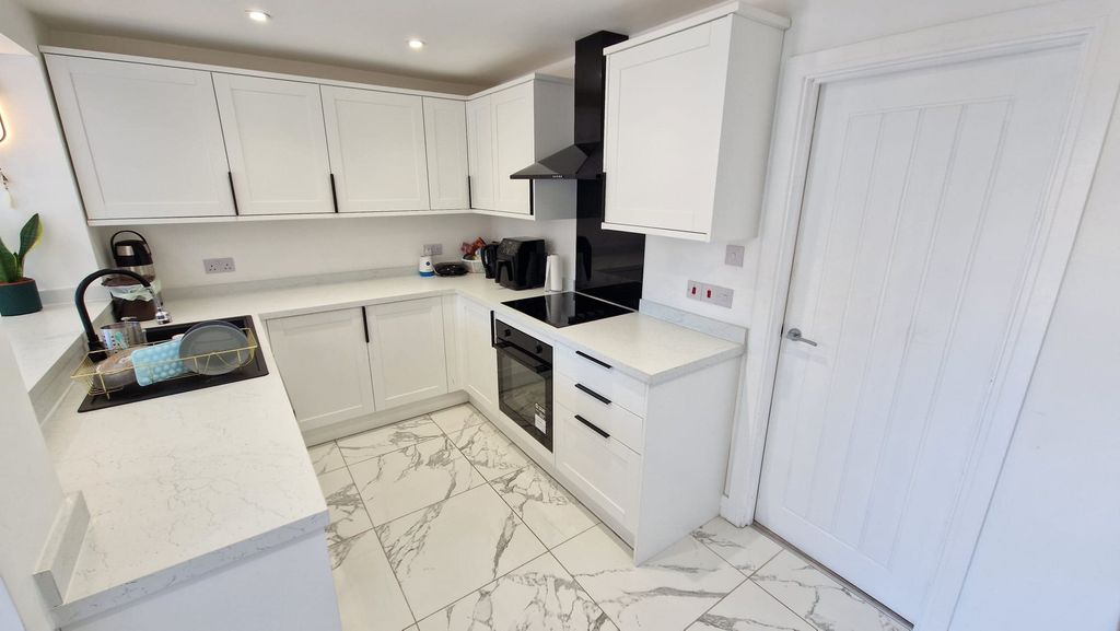 Property photo 3 of 9 Kitchen