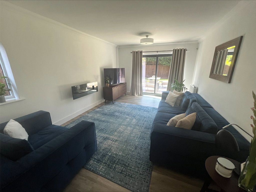 Property photo 3 of 19 Lounge