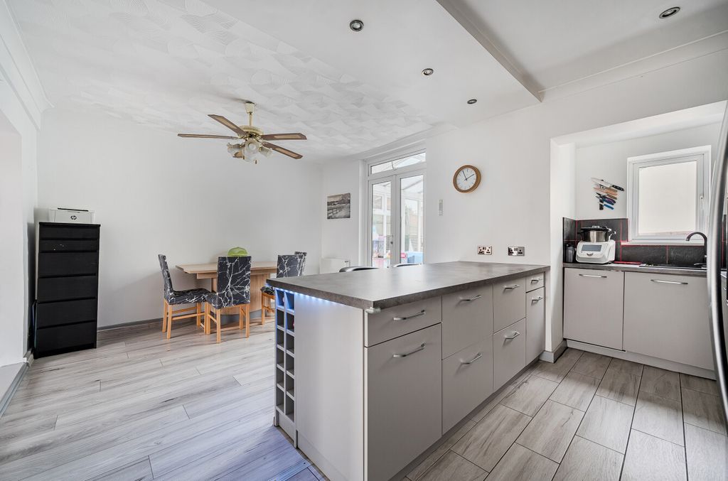 Property photo 2 of 12 1374108-11-690B65...