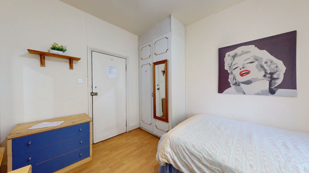 Property photo 2 of 6 Bedroom