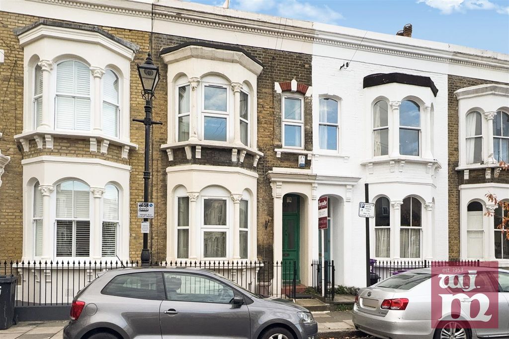 Property photo 1 of 15 Mossford Street