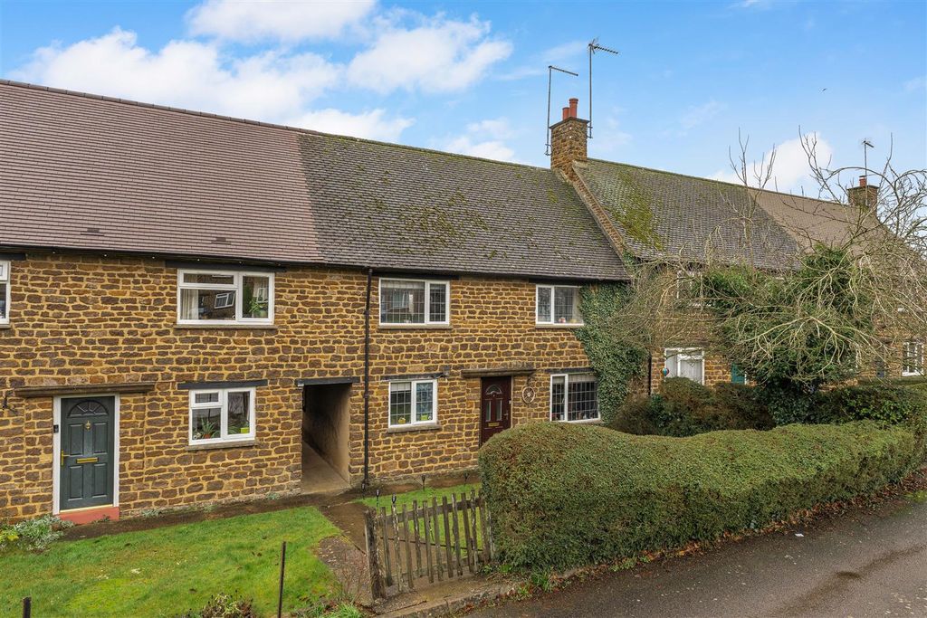 Property photo 1 of 12 7 New Road, Shotteswell-2.Jpg