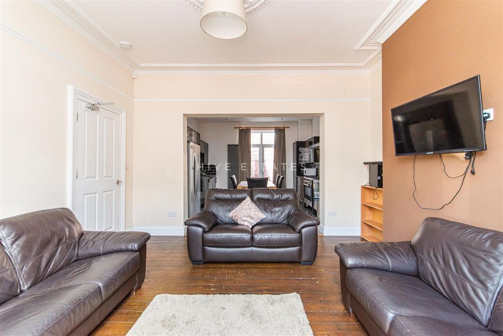 Property photo 2 of 39 Living Room 46 Chester .Jpg