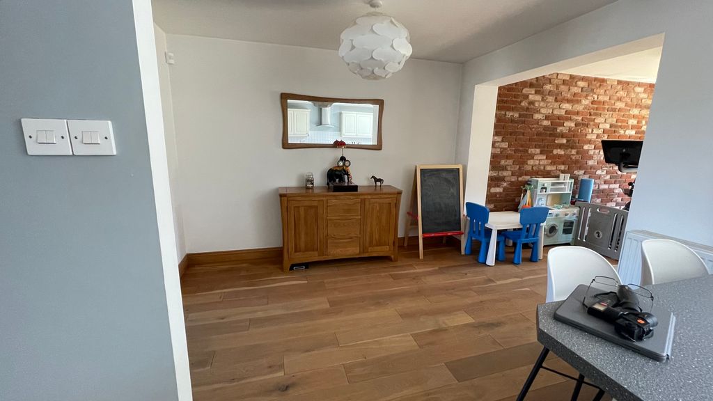 Property photo 3 of 14 Dining Area