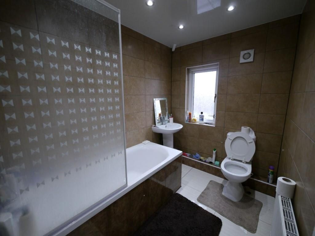Property photo 1 of 6 A Modern Bathroom Suite Featuring A Bathtub With G...