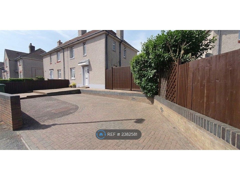 Property photo 1 of 10 Driveway For 3 Cars