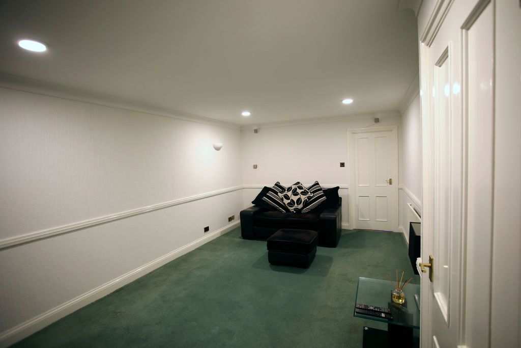 Property photo 3 of 19 Lounge
