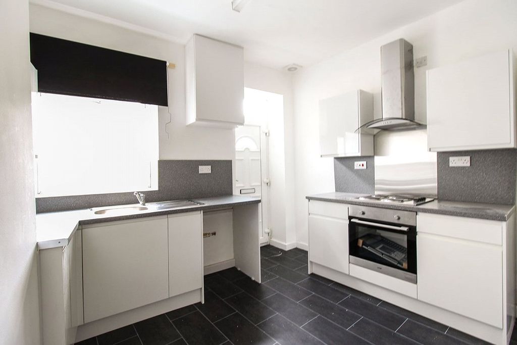 Property photo 3 of 8 Kitchen