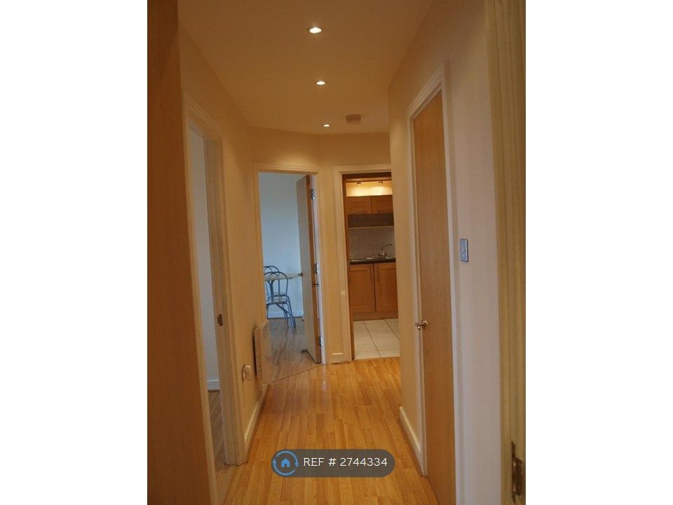 Property photo 1 of 8 Modern And Clean Decor