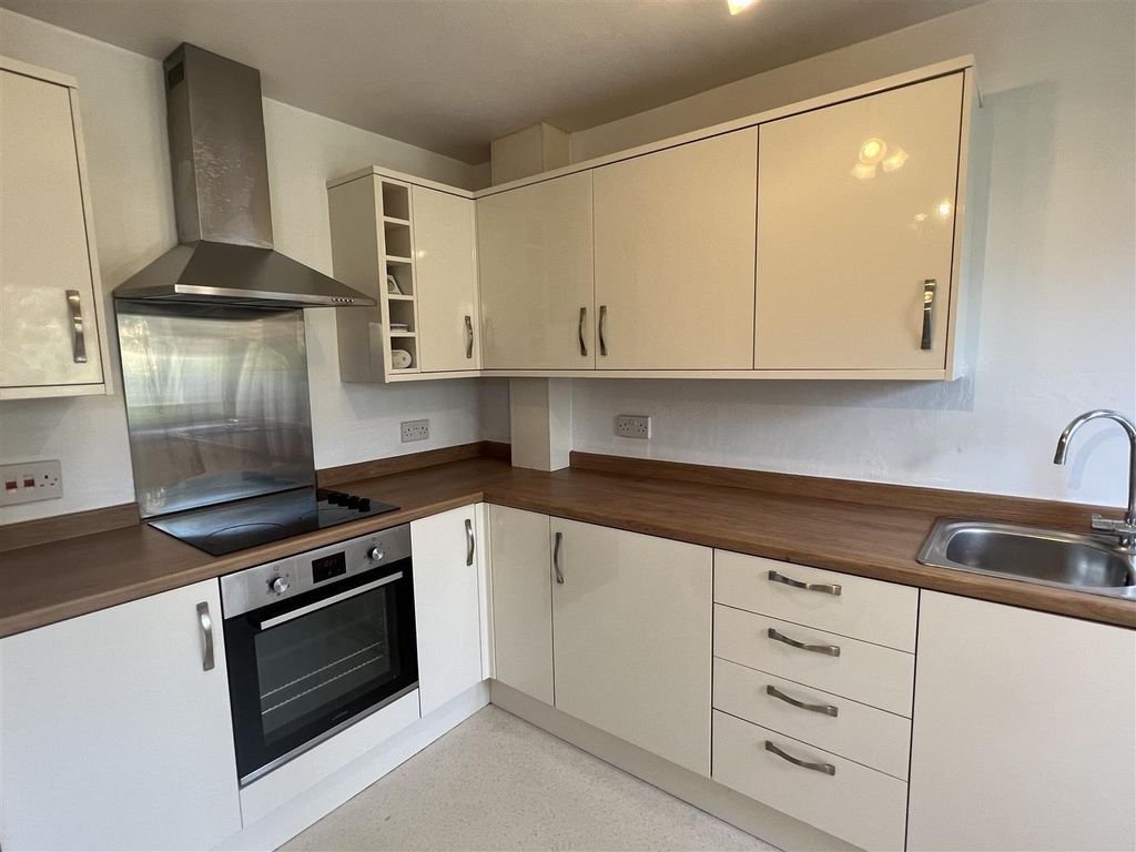 Property photo 2 of 8 Kitchen