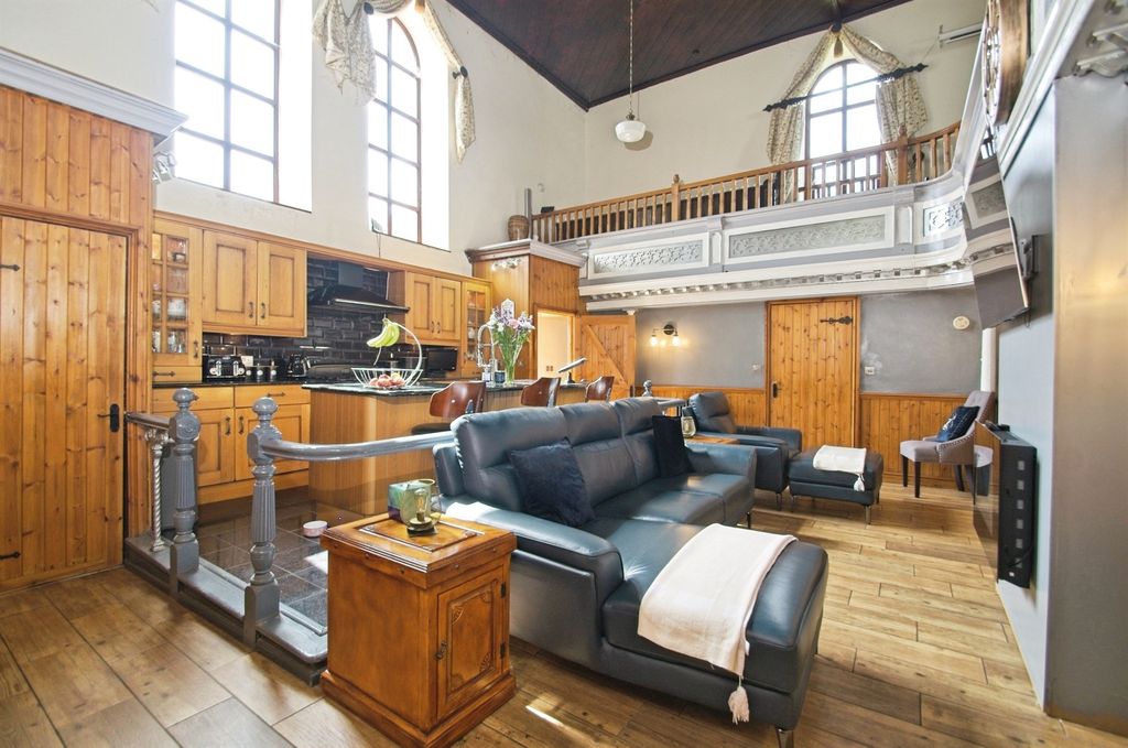 Property photo 1 of 31