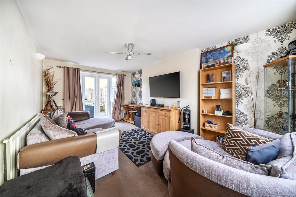 Property photo 2 of 21 Living Room