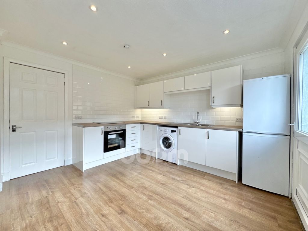 Property photo 2 of 26 Holms Crescent, Erskine Kitchen