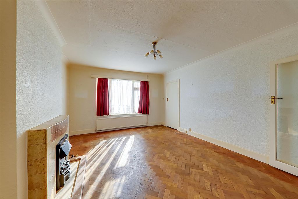 Property photo 3 of 18 Lounge