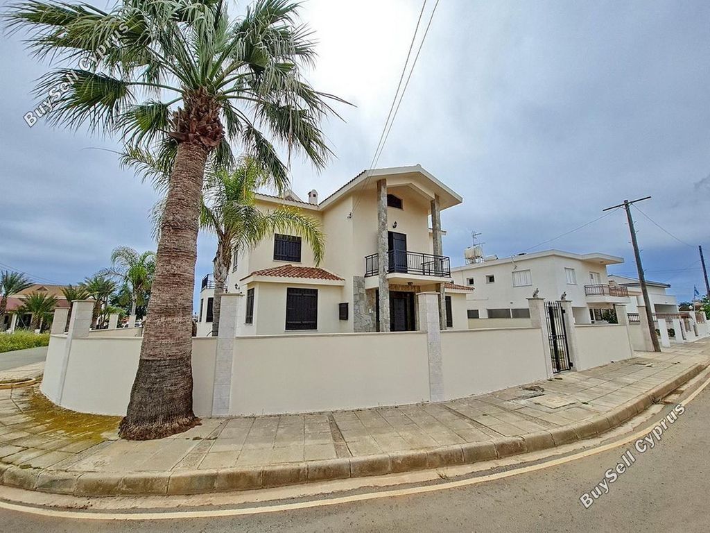 Property photo 2 of 35