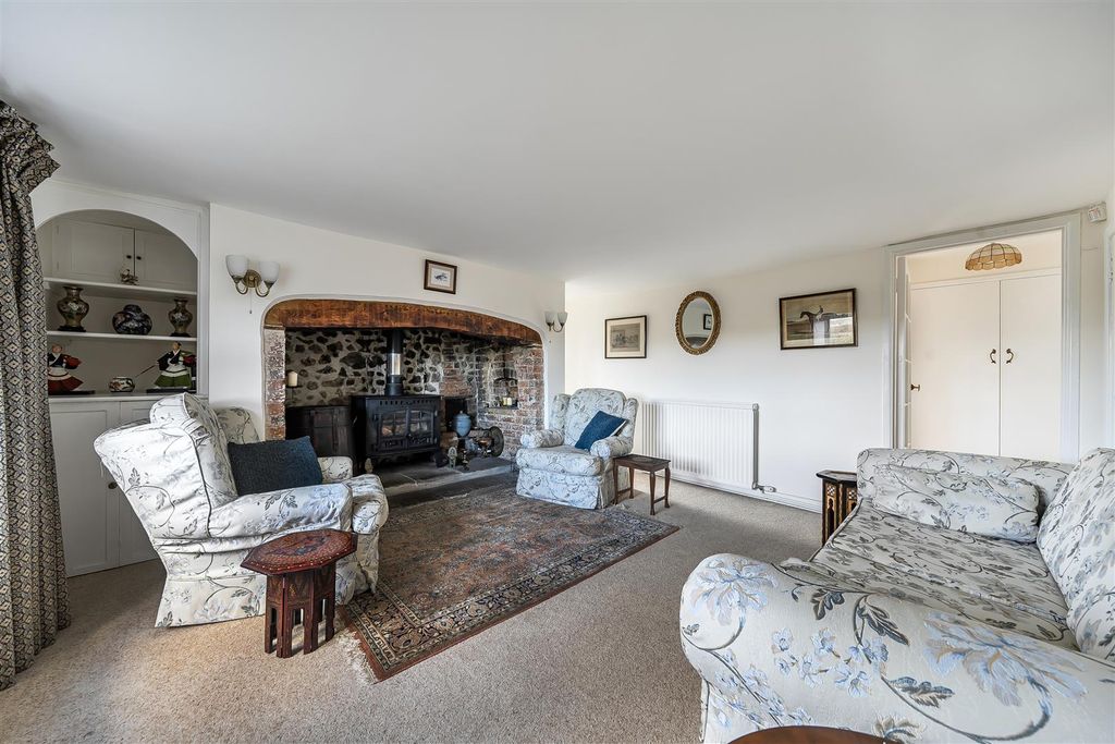 Property photo 2 of 37 Sitting Room