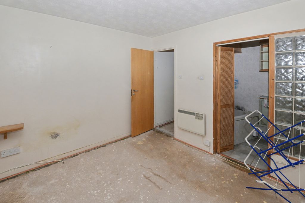 Property photo 3 of 6 16 William Tarver Close, Warwick, Warwickshire, CV34 4Ue