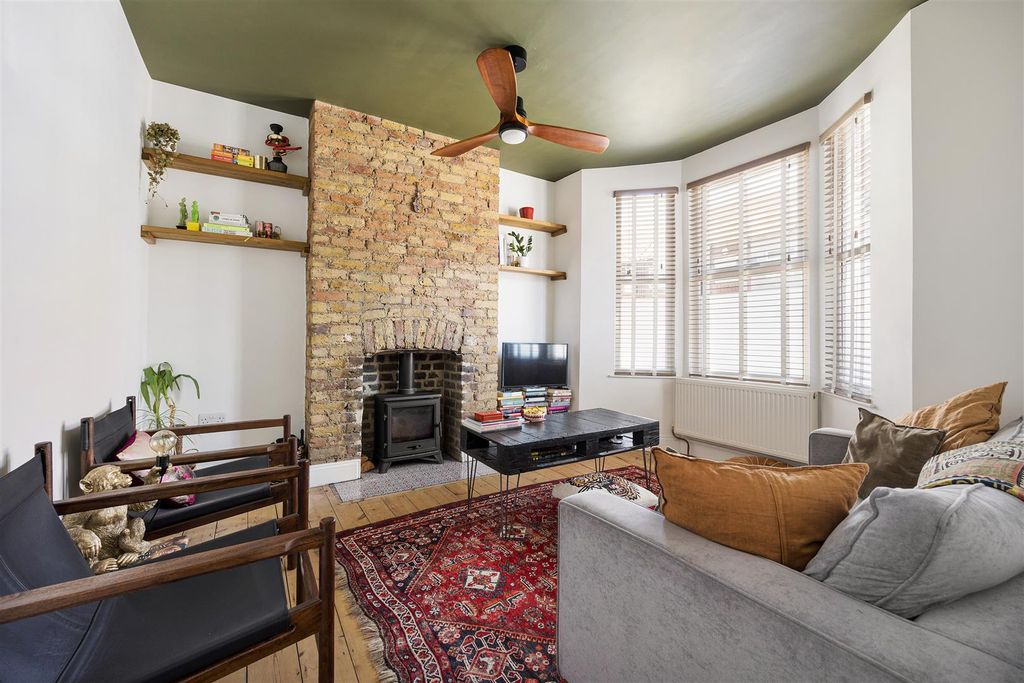 Property photo 2 of 39 Calverton Road, E6