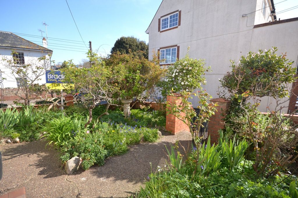 Property photo 3 of 20 Front Garden