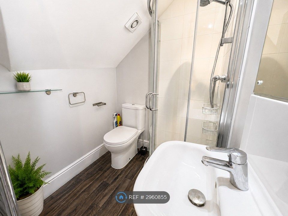 Property photo 3 of 6 Room 6 - En-Suite