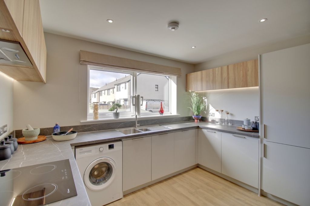 Additional image 4 of 4 bed detached house to rentPark Meadow Lane, Leeds, West Yorkshire LS12